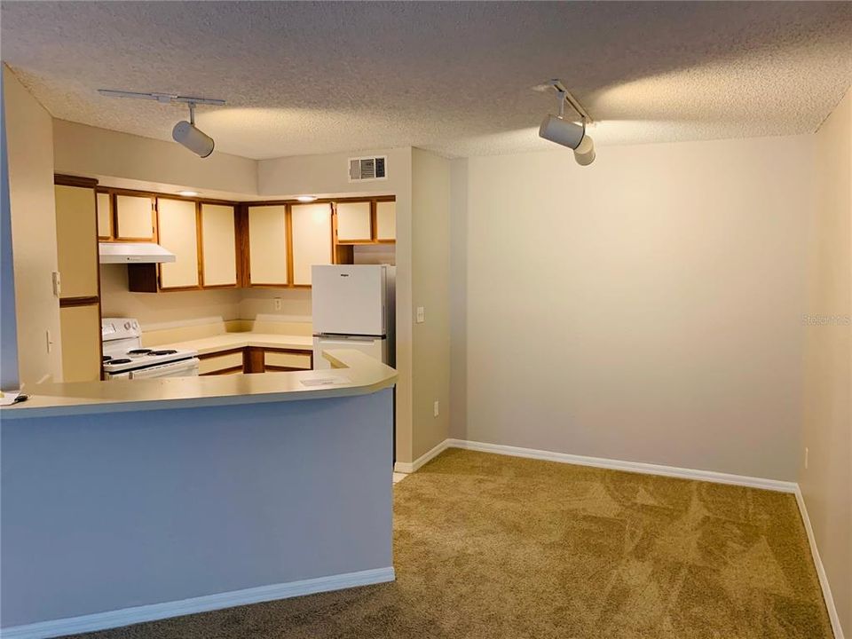 For Rent: $1,175 (1 beds, 1 baths, 735 Square Feet)