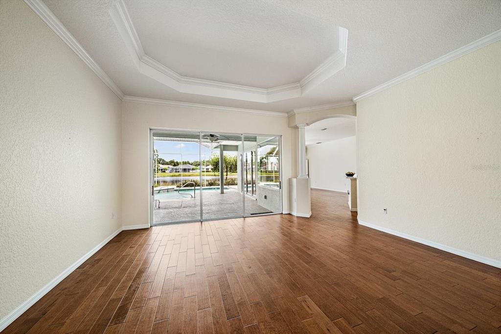 En Venta: $635,000 (4 camas, 3 baños, 2519 Pies cuadrados)