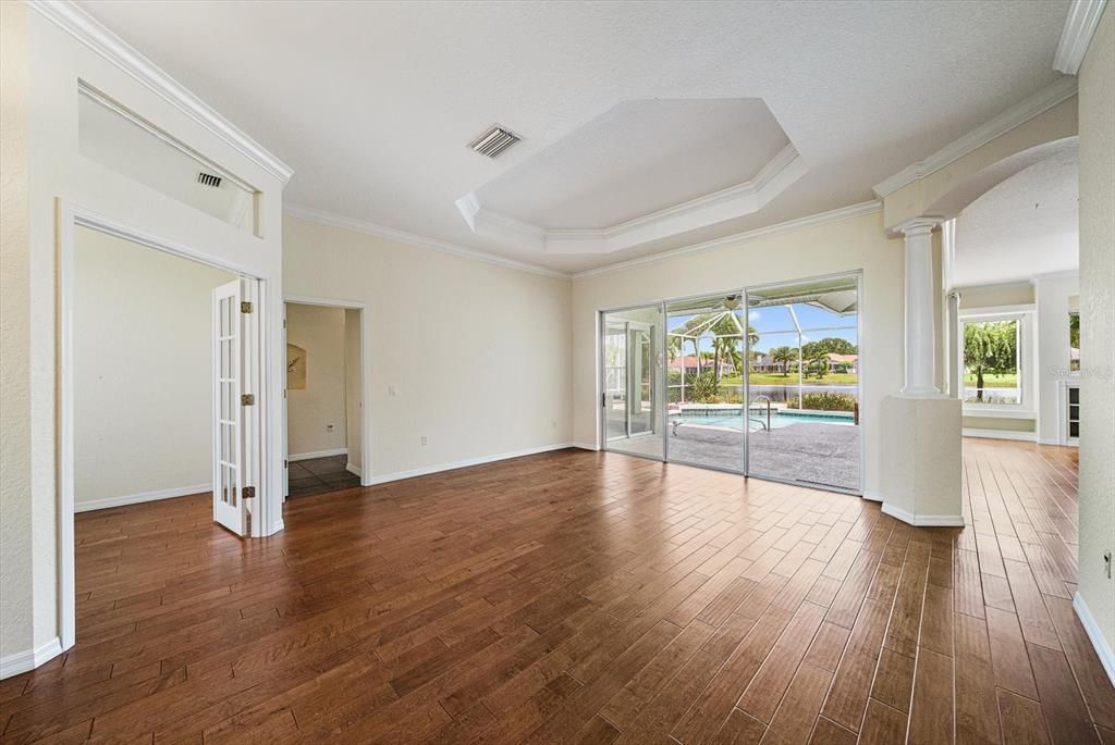 En Venta: $635,000 (4 camas, 3 baños, 2519 Pies cuadrados)