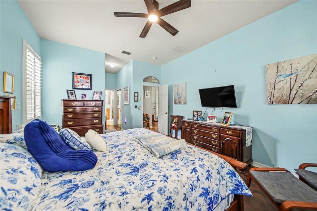 For Sale: $409,995 (2 beds, 2 baths, 1888 Square Feet)