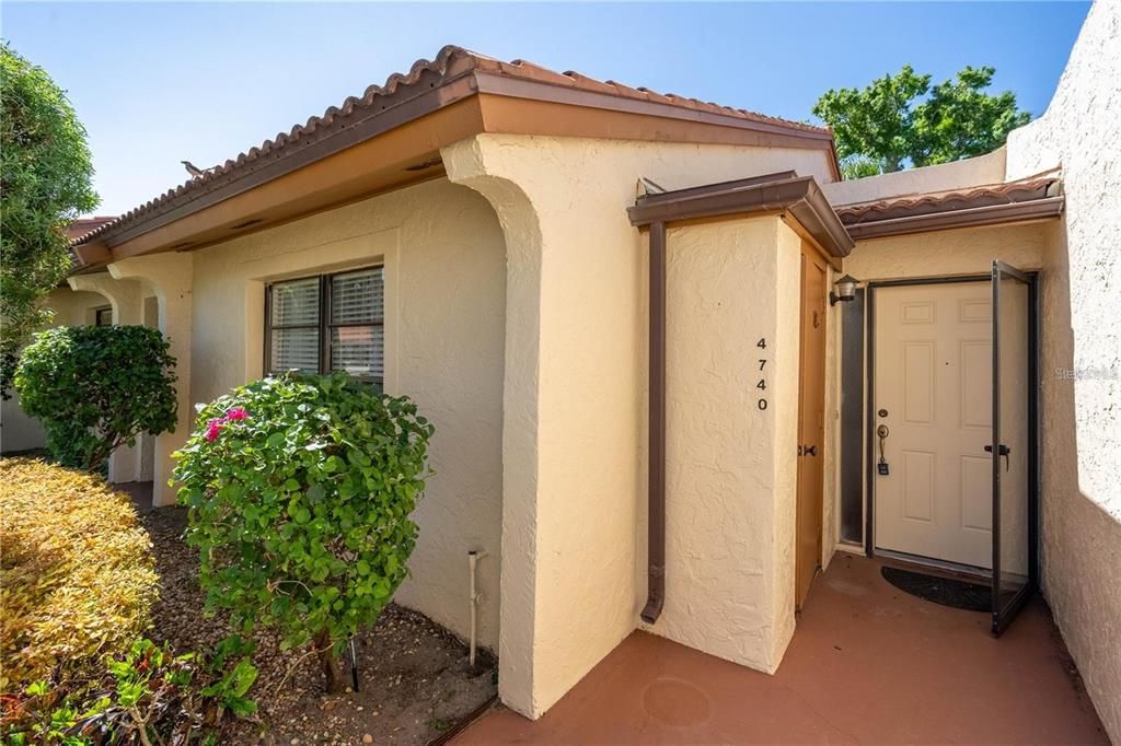For Sale: $200,000 (1 beds, 1 baths, 884 Square Feet)