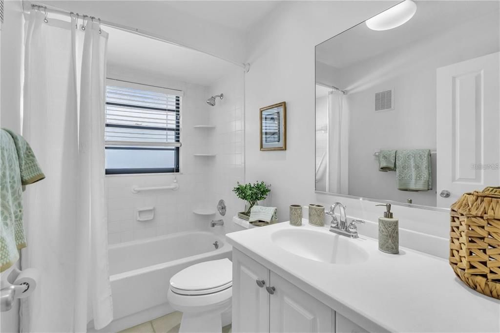 For Sale: $200,000 (1 beds, 1 baths, 884 Square Feet)