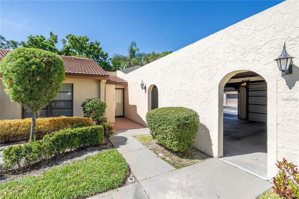 For Sale: $200,000 (1 beds, 1 baths, 884 Square Feet)