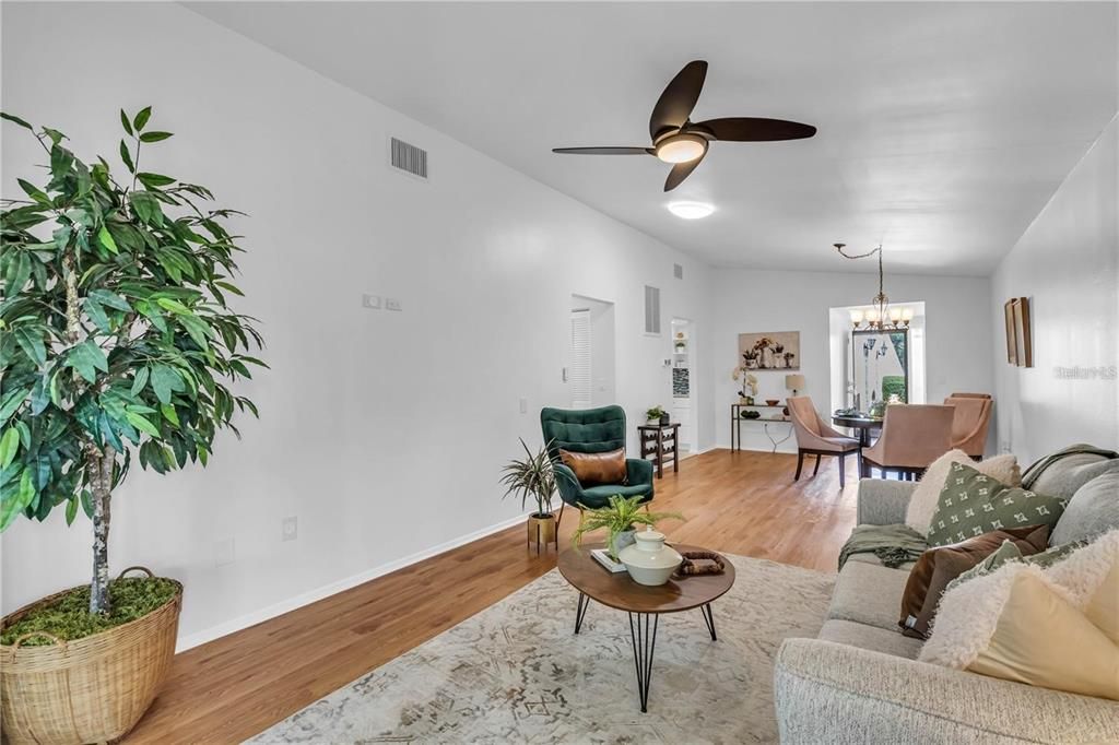 For Sale: $200,000 (1 beds, 1 baths, 884 Square Feet)