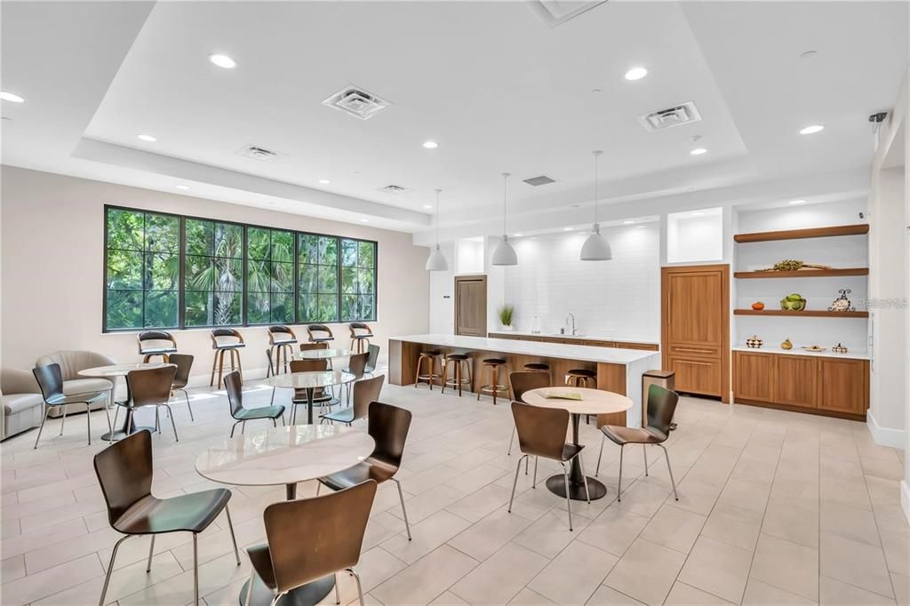 For Sale: $200,000 (1 beds, 1 baths, 884 Square Feet)