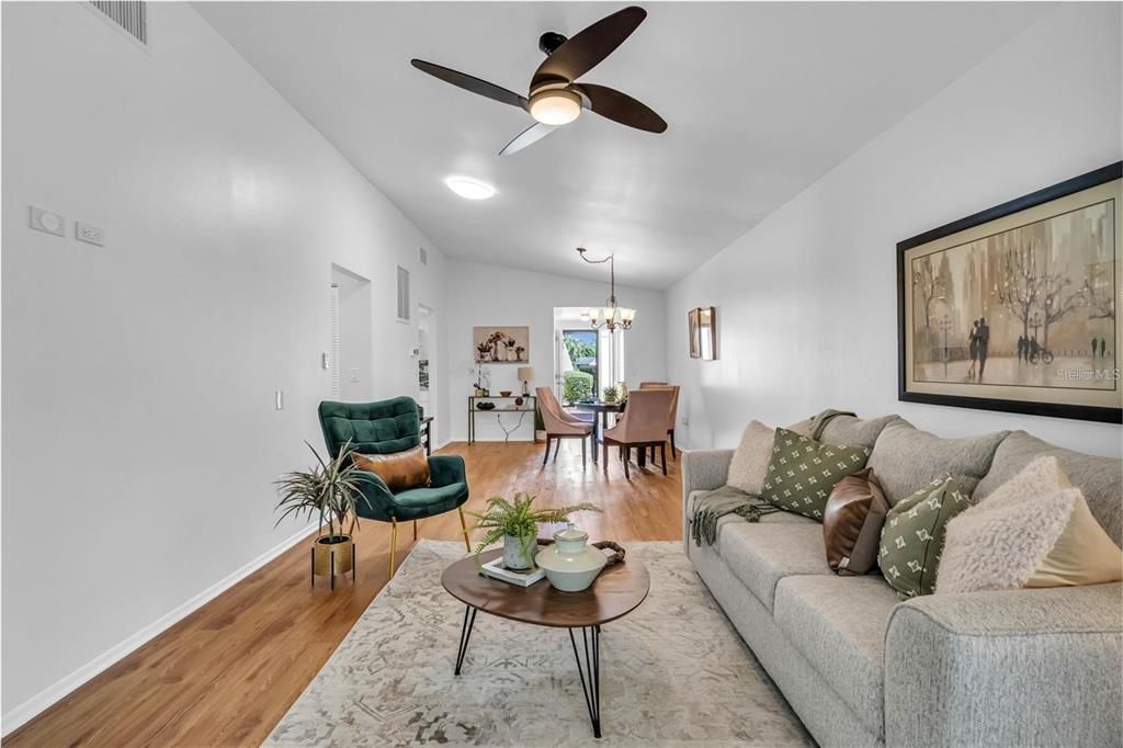 For Sale: $200,000 (1 beds, 1 baths, 884 Square Feet)