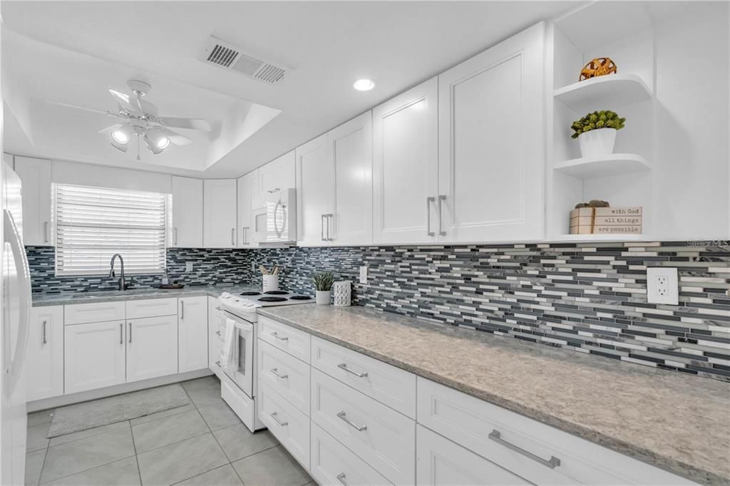 For Sale: $200,000 (1 beds, 1 baths, 884 Square Feet)