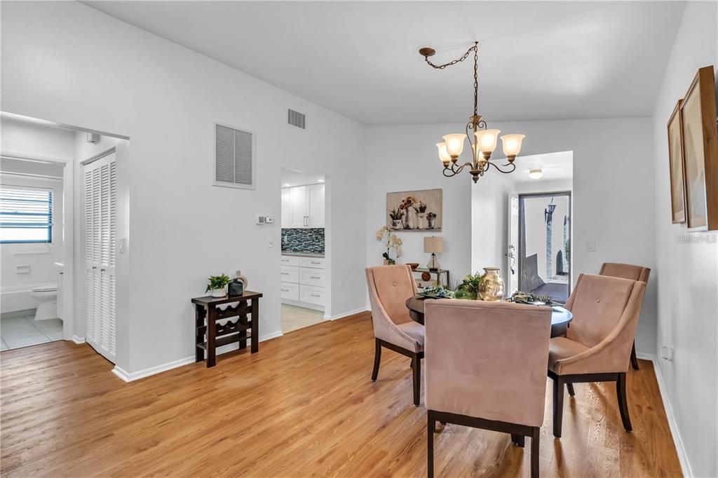 For Sale: $200,000 (1 beds, 1 baths, 884 Square Feet)