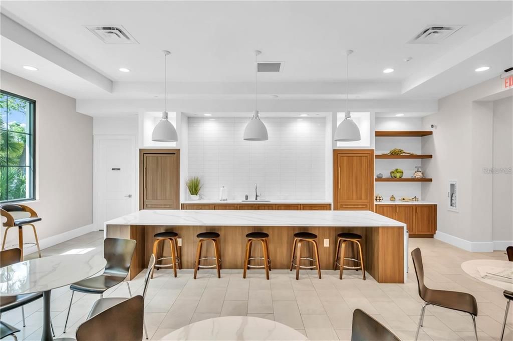 For Sale: $200,000 (1 beds, 1 baths, 884 Square Feet)