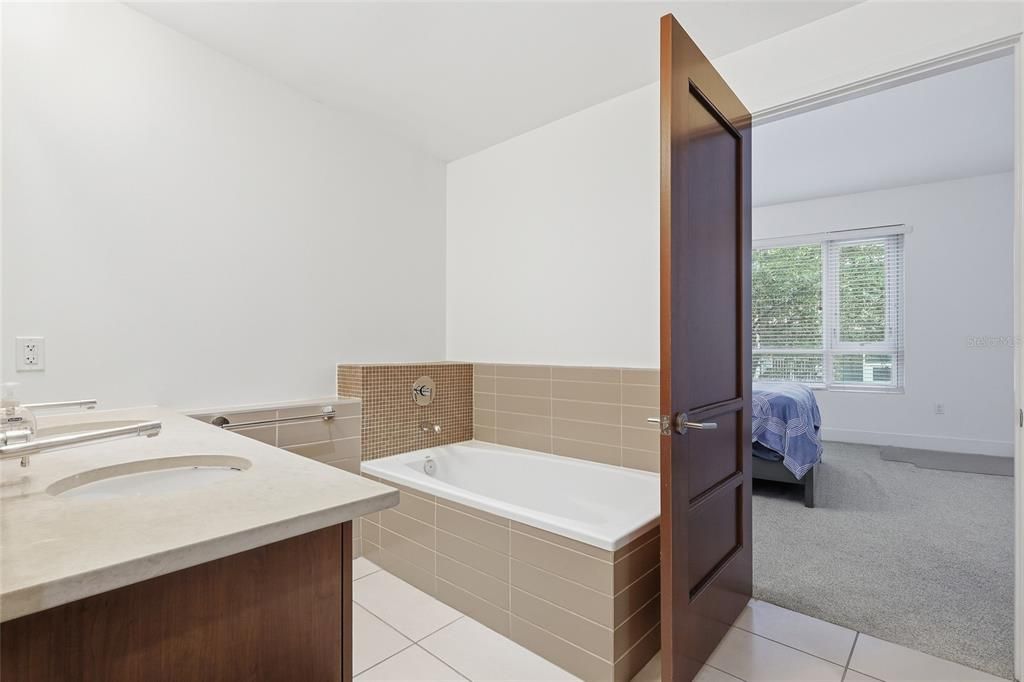 For Sale: $486,000 (2 beds, 2 baths, 1237 Square Feet)