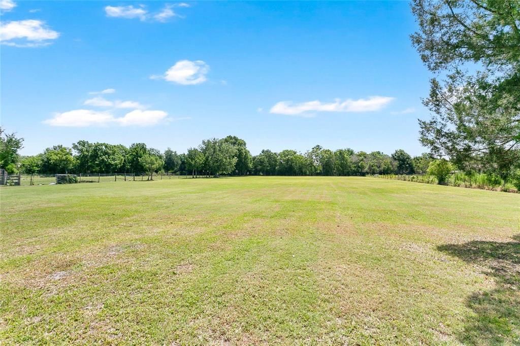 For Sale: $550,000 (3 beds, 3 baths, 1659 Square Feet)