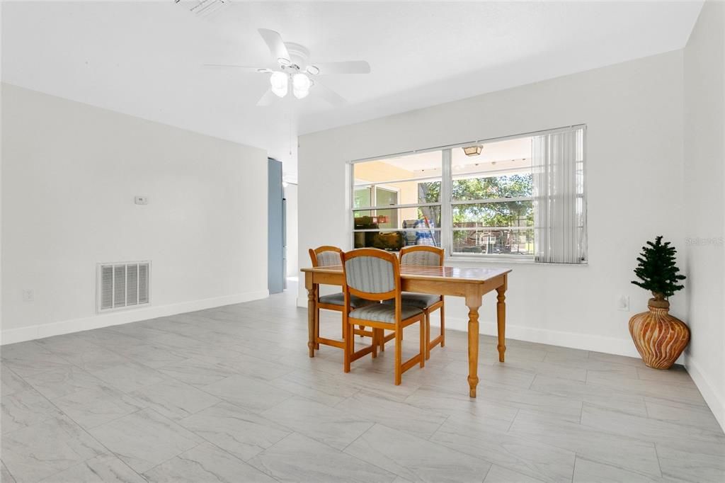 For Sale: $550,000 (3 beds, 3 baths, 1659 Square Feet)