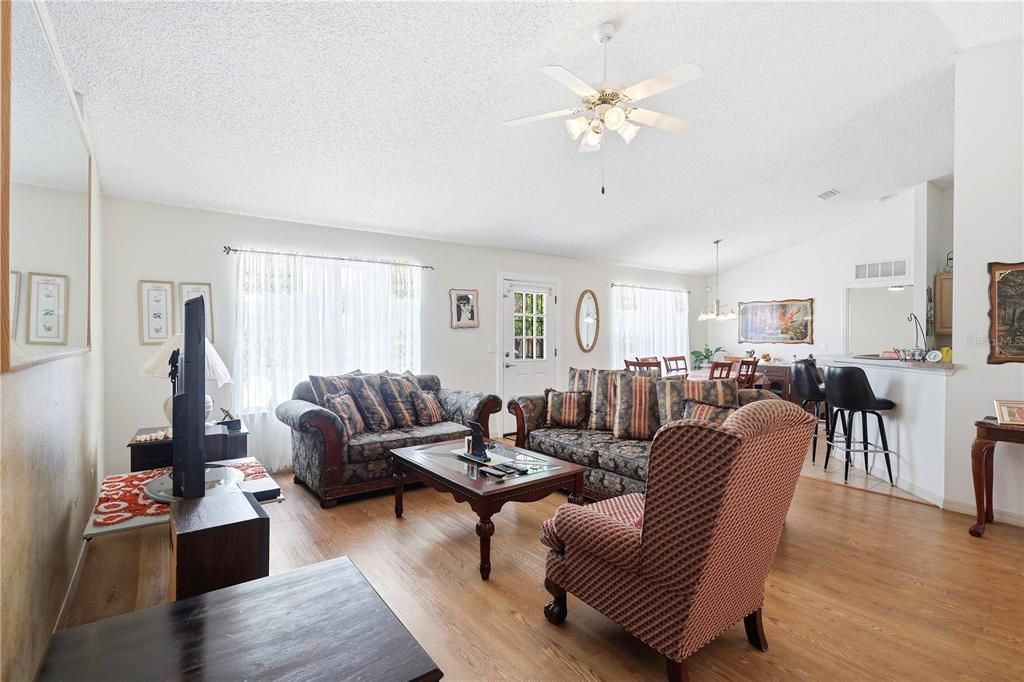 En Venta: $355,000 (4 camas, 2 baños, 1783 Pies cuadrados)