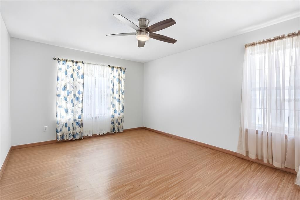 En Venta: $355,000 (4 camas, 2 baños, 1783 Pies cuadrados)