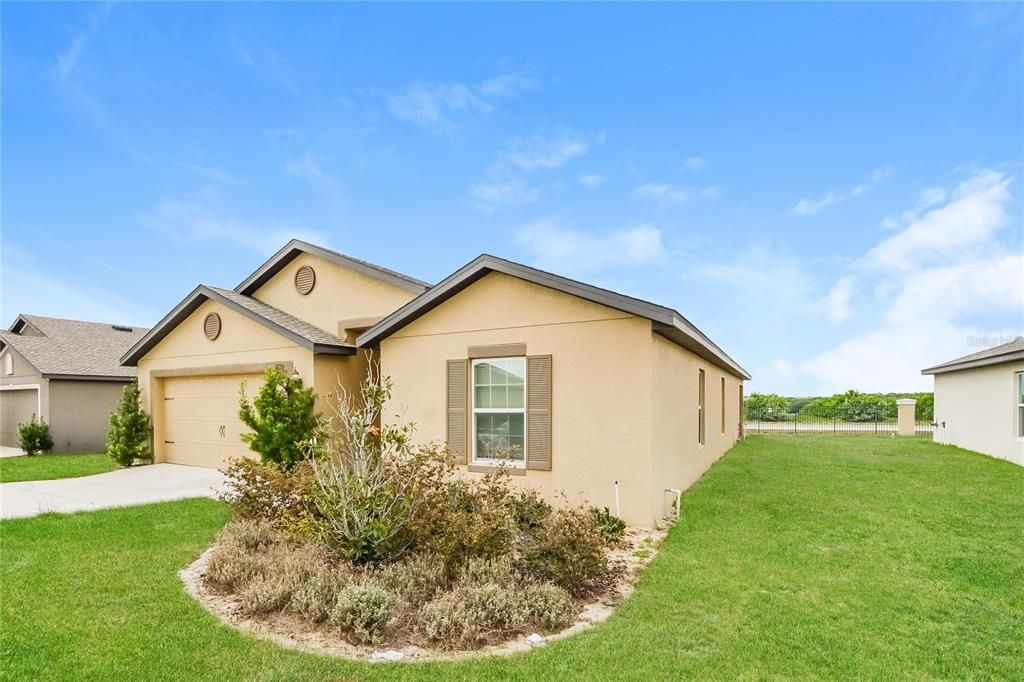 For Rent: $2,398 (5 beds, 2 baths, 1975 Square Feet)