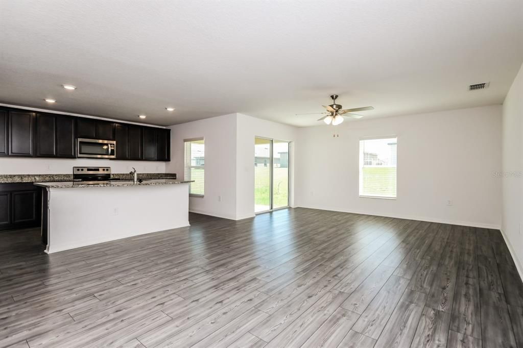 For Rent: $2,398 (5 beds, 2 baths, 1975 Square Feet)