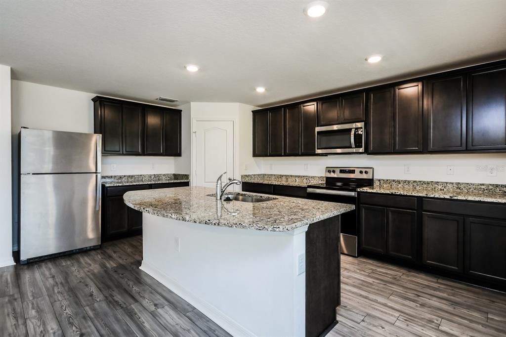 For Rent: $2,398 (5 beds, 2 baths, 1975 Square Feet)