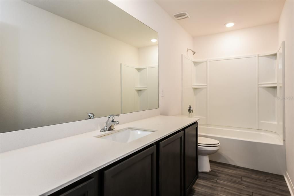 For Rent: $2,398 (5 beds, 2 baths, 1975 Square Feet)