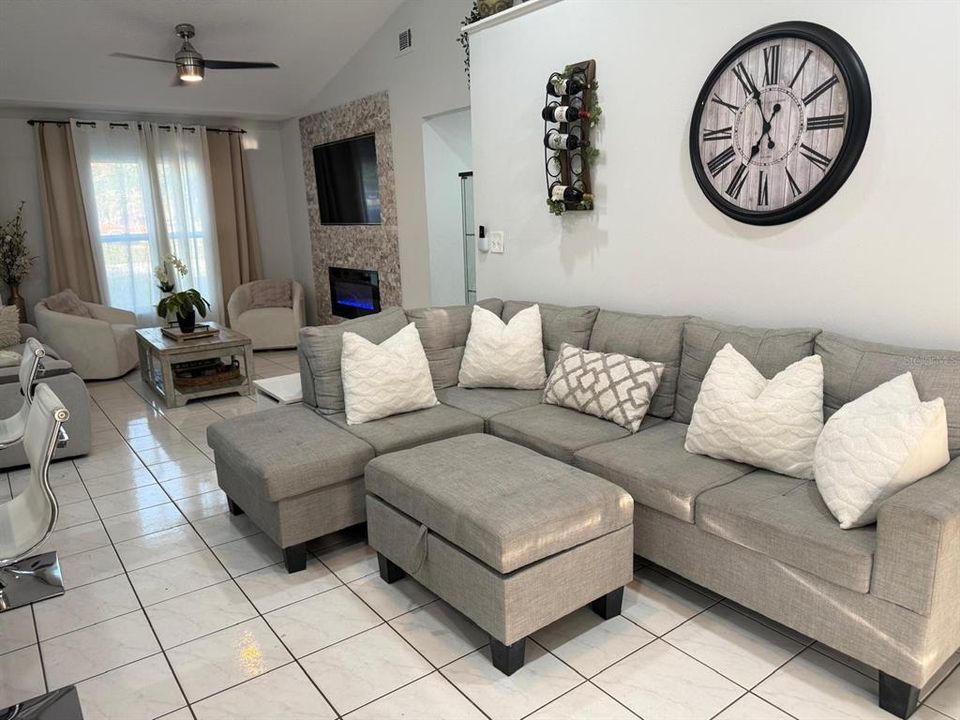 For Rent: $2,150 (2 beds, 1 baths, 1345 Square Feet)