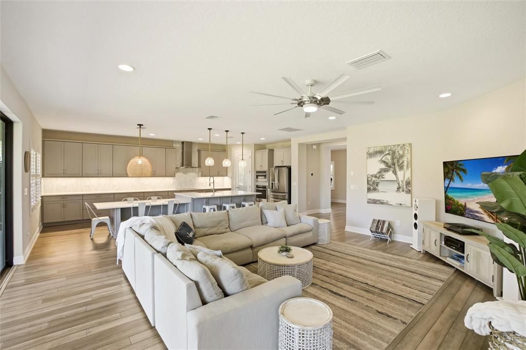 For Sale: $799,900 (5 beds, 4 baths, 3597 Square Feet)