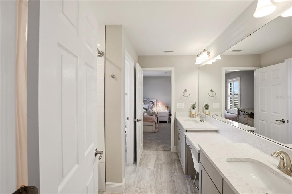 For Sale: $799,900 (5 beds, 4 baths, 3597 Square Feet)