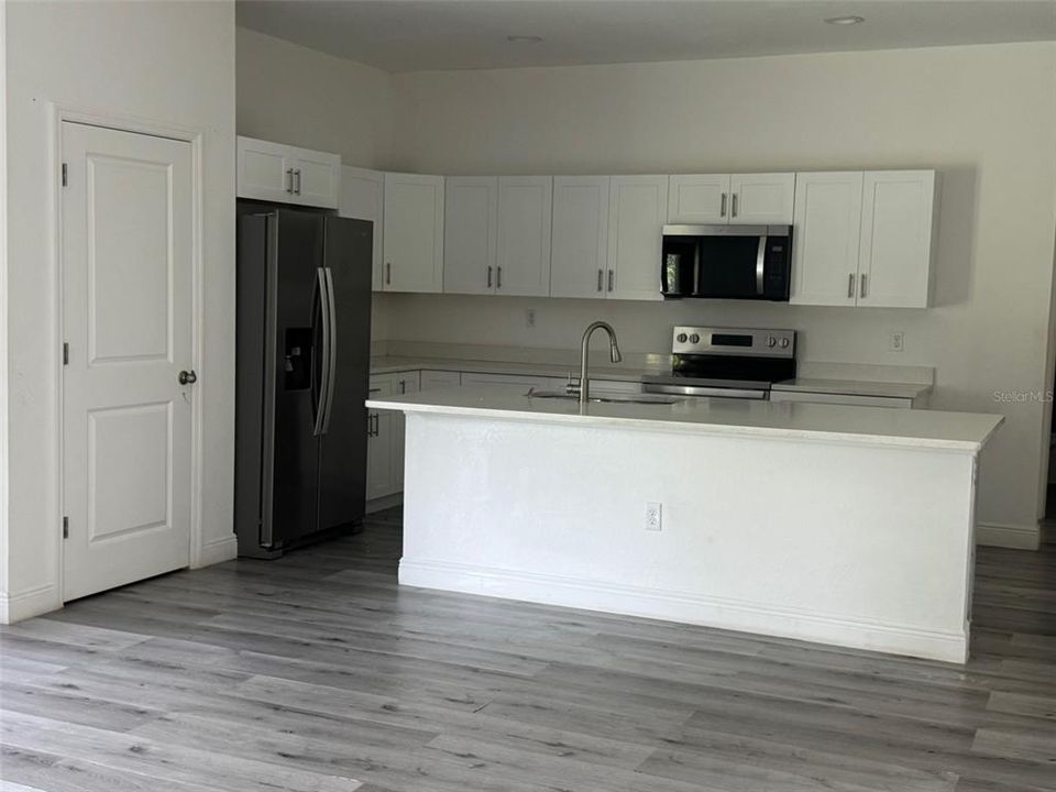Activo con contrato: $254,900 (3 camas, 2 baños, 1749 Pies cuadrados)