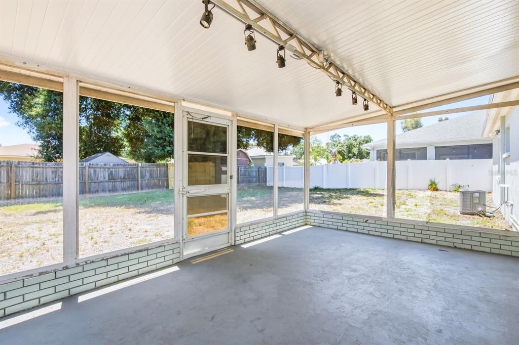 For Sale: $359,900 (3 beds, 1 baths, 925 Square Feet)