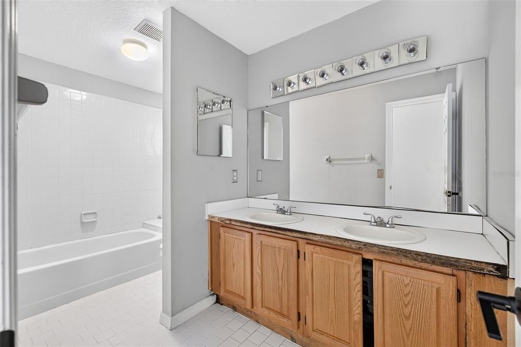For Sale: $499,900 (4 beds, 2 baths, 2427 Square Feet)