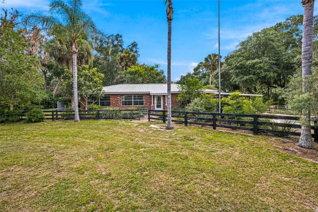 For Sale: $580,000 (2 beds, 2 baths, 1200 Square Feet)