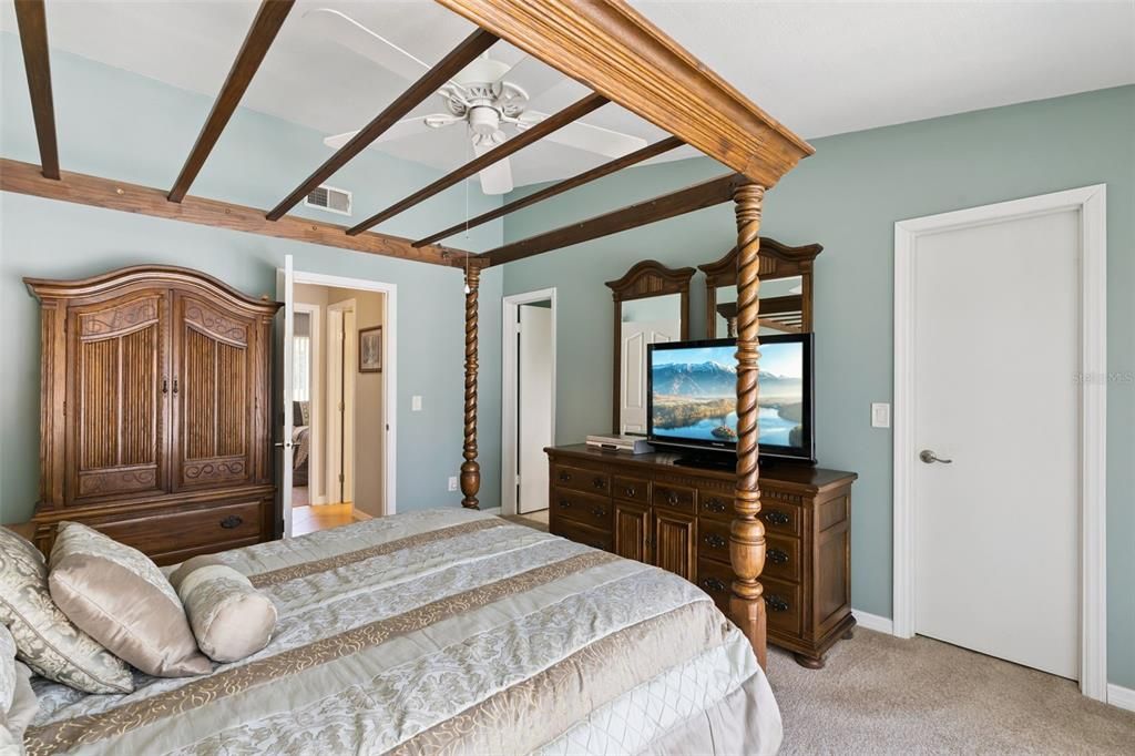 For Sale: $549,900 (3 beds, 2 baths, 1718 Square Feet)