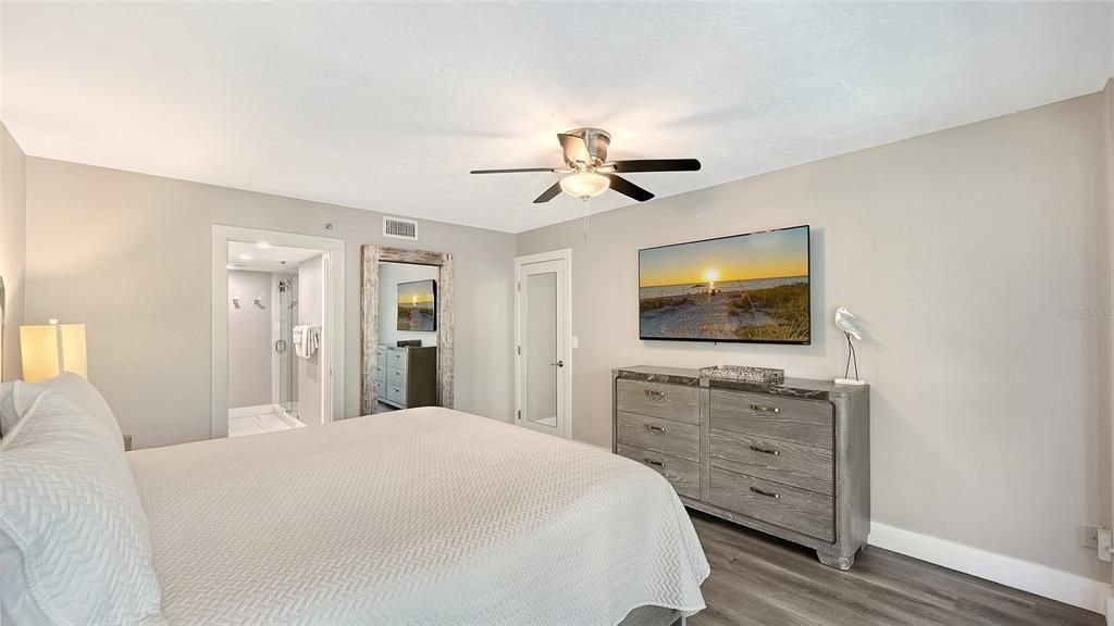 For Sale: $1,195,000 (2 beds, 2 baths, 1200 Square Feet)