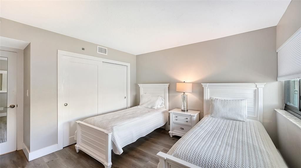 For Sale: $1,195,000 (2 beds, 2 baths, 1200 Square Feet)