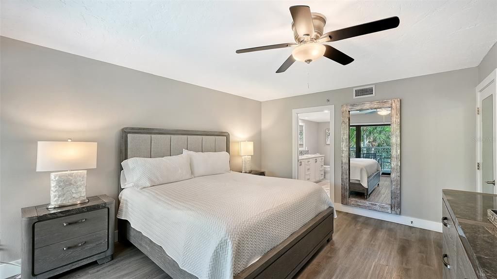 For Sale: $1,195,000 (2 beds, 2 baths, 1200 Square Feet)