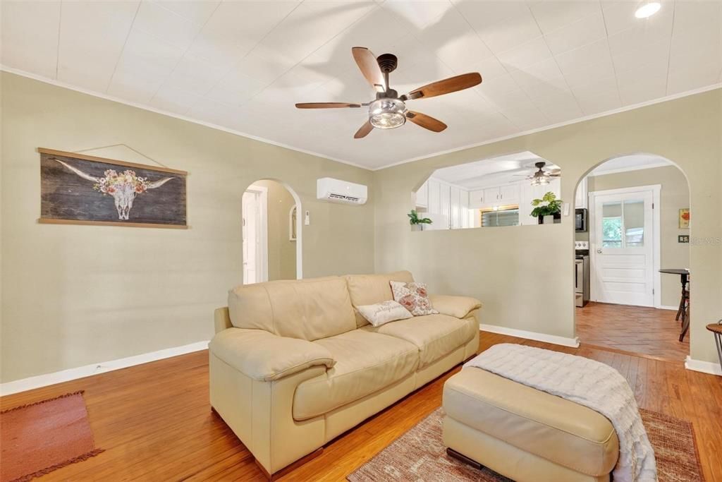 For Sale: $228,000 (2 beds, 2 baths, 949 Square Feet)