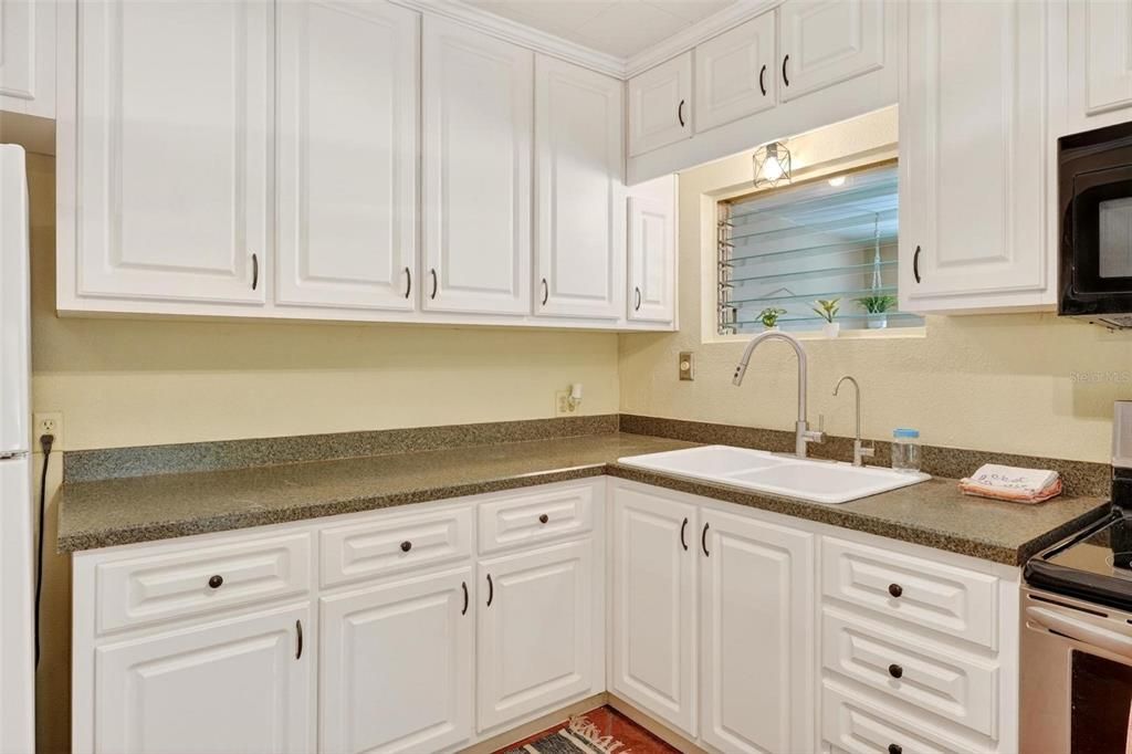 For Sale: $228,000 (2 beds, 2 baths, 949 Square Feet)