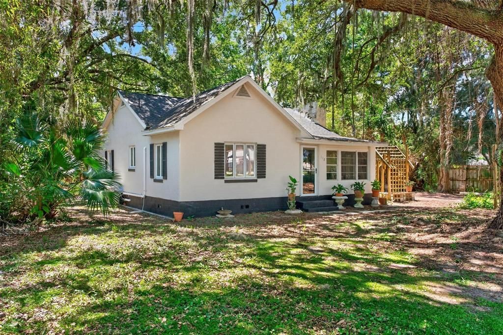 For Sale: $228,000 (2 beds, 2 baths, 949 Square Feet)