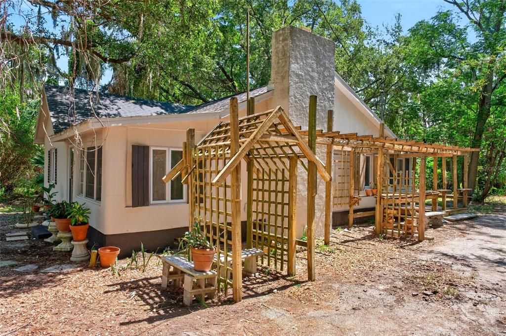 For Sale: $228,000 (2 beds, 2 baths, 949 Square Feet)