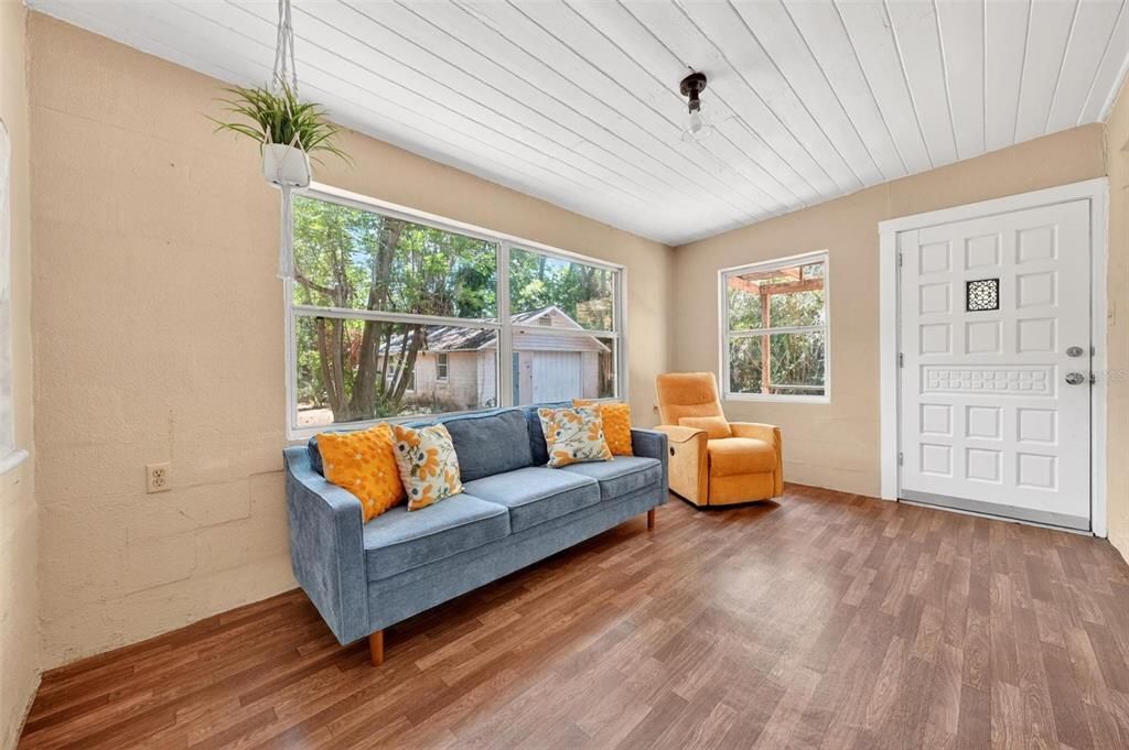 For Sale: $228,000 (2 beds, 2 baths, 949 Square Feet)
