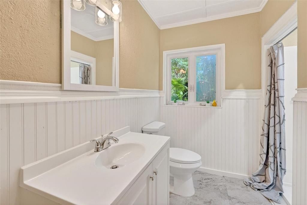 For Sale: $228,000 (2 beds, 2 baths, 949 Square Feet)