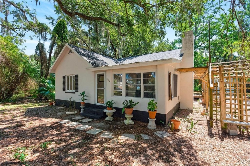 For Sale: $228,000 (2 beds, 2 baths, 949 Square Feet)