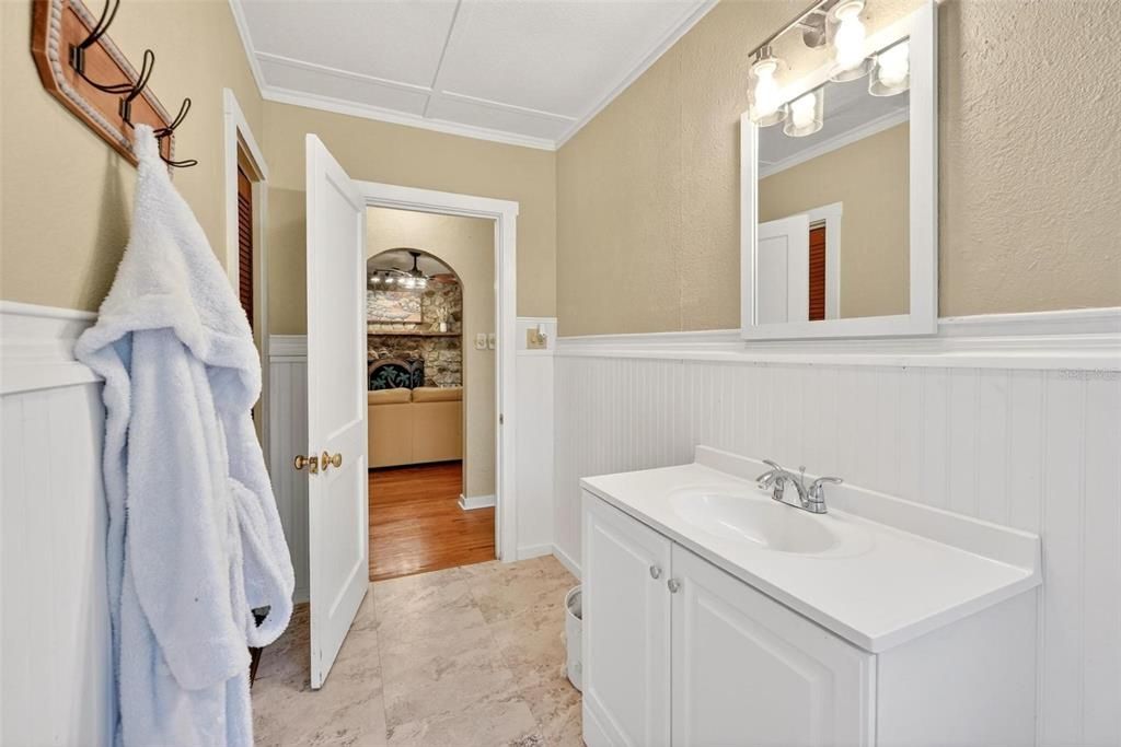 For Sale: $228,000 (2 beds, 2 baths, 949 Square Feet)