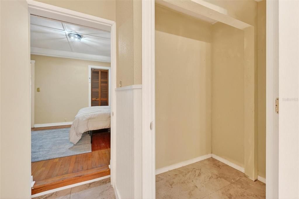 For Sale: $228,000 (2 beds, 2 baths, 949 Square Feet)