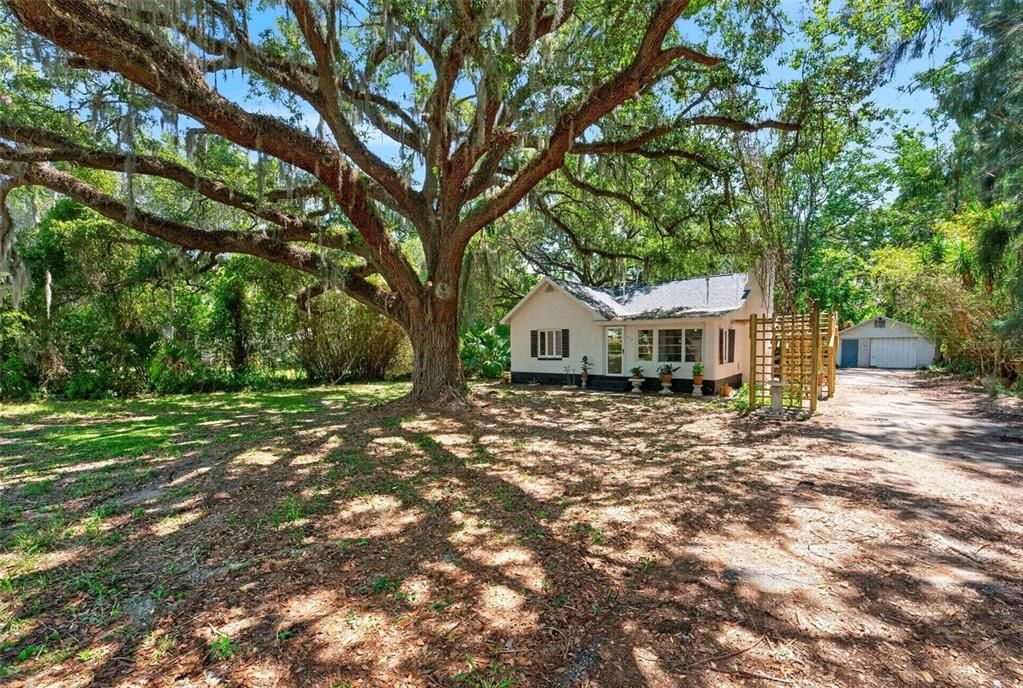For Sale: $228,000 (2 beds, 2 baths, 949 Square Feet)