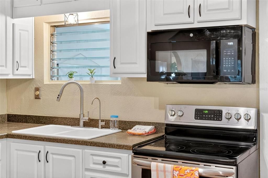 For Sale: $228,000 (2 beds, 2 baths, 949 Square Feet)