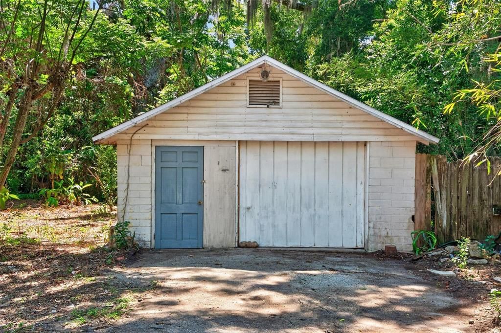 For Sale: $228,000 (2 beds, 2 baths, 949 Square Feet)