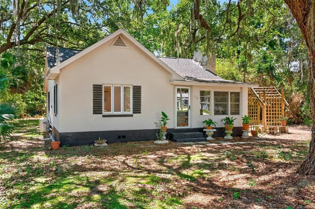 For Sale: $228,000 (2 beds, 2 baths, 949 Square Feet)