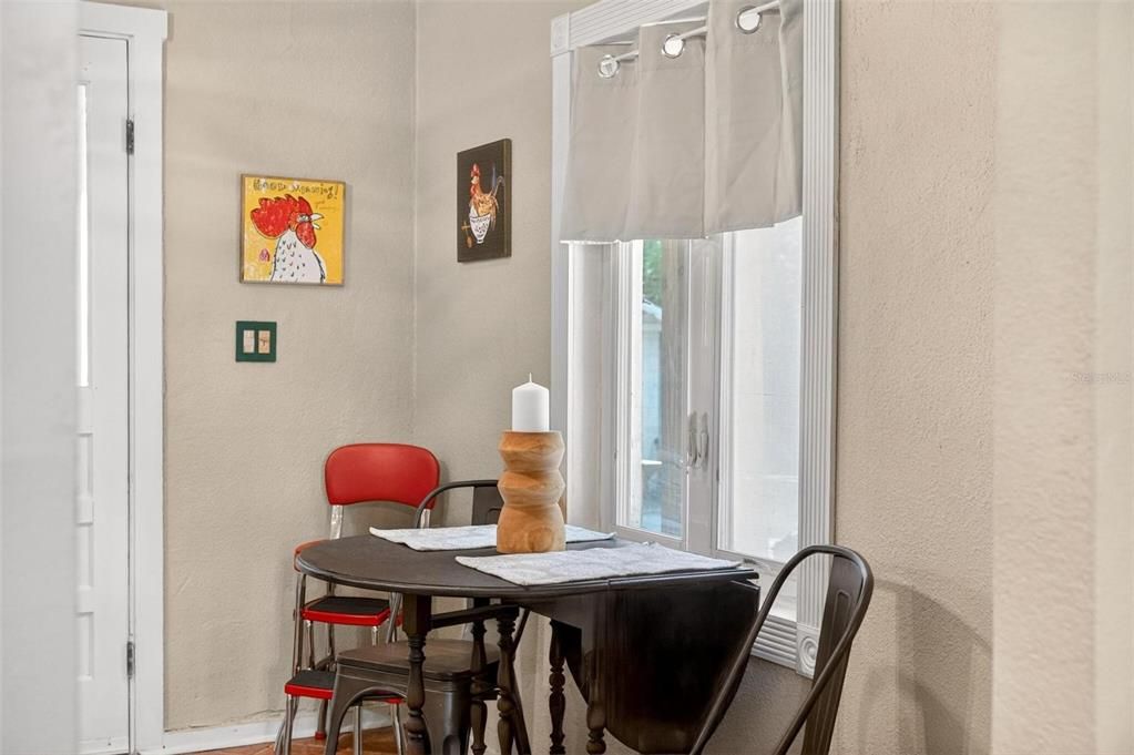 For Sale: $228,000 (2 beds, 2 baths, 949 Square Feet)