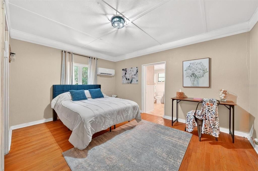 For Sale: $228,000 (2 beds, 2 baths, 949 Square Feet)