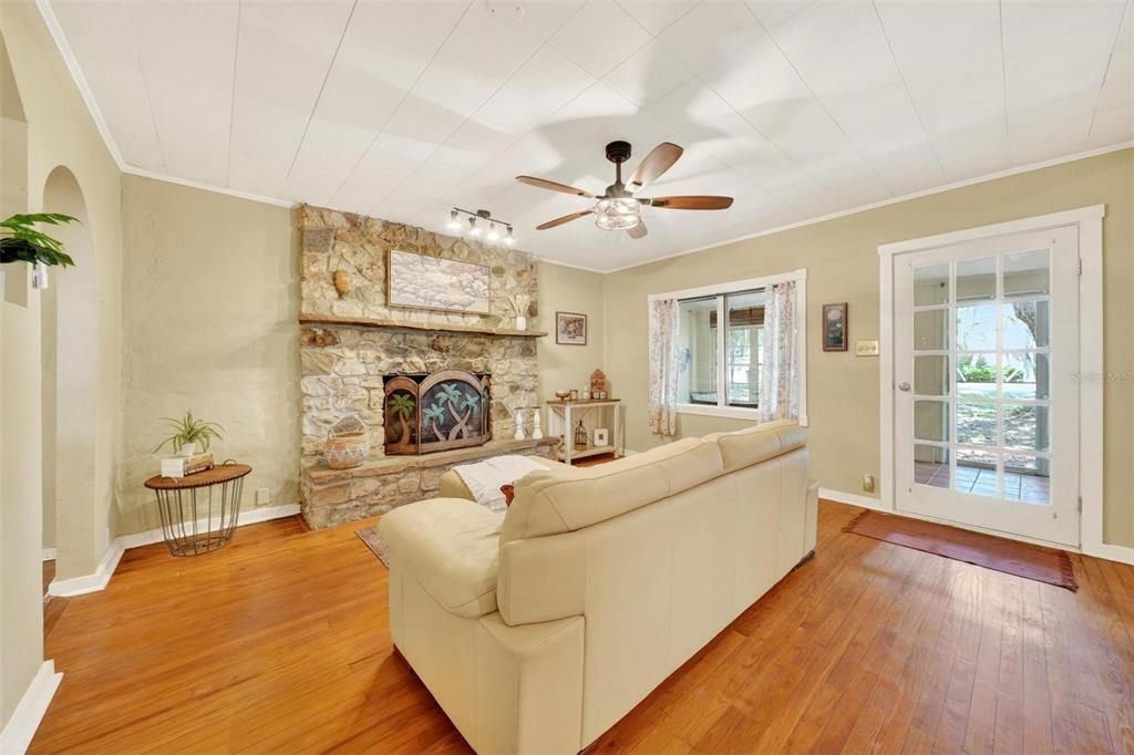 For Sale: $228,000 (2 beds, 2 baths, 949 Square Feet)