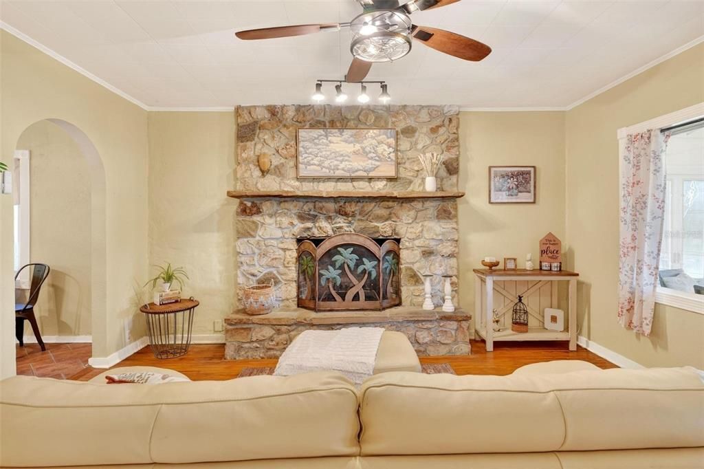 For Sale: $228,000 (2 beds, 2 baths, 949 Square Feet)